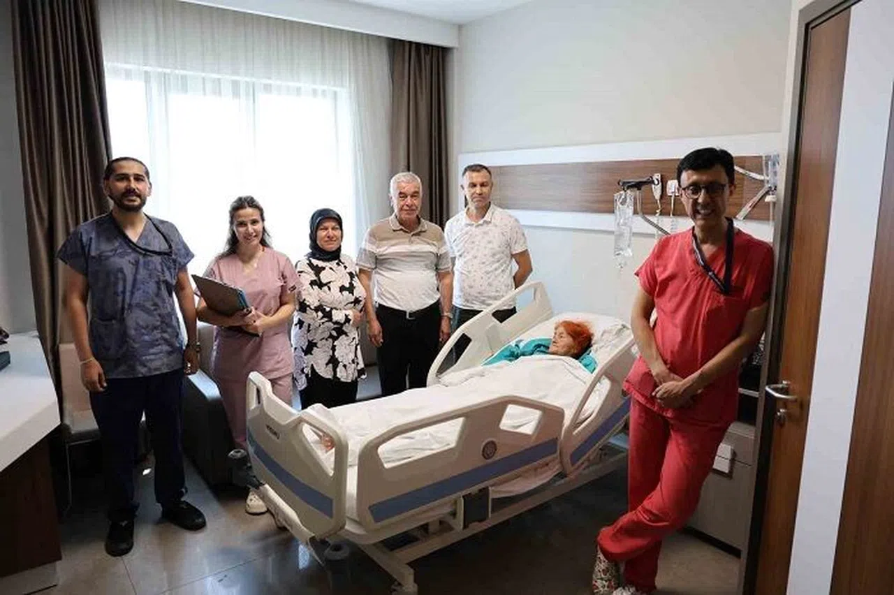 88 yaşındaki kadının böbreğinden 4 santim taş çıktı
