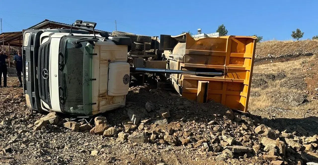 Türkoğlu’nda hafriyat kamyonu devrildi