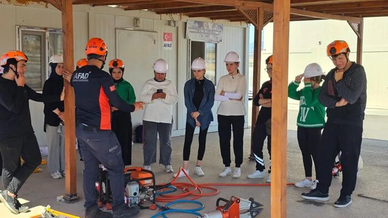 Stajyer Arama Kurtarma Ekiplerine Eğitim Verildi