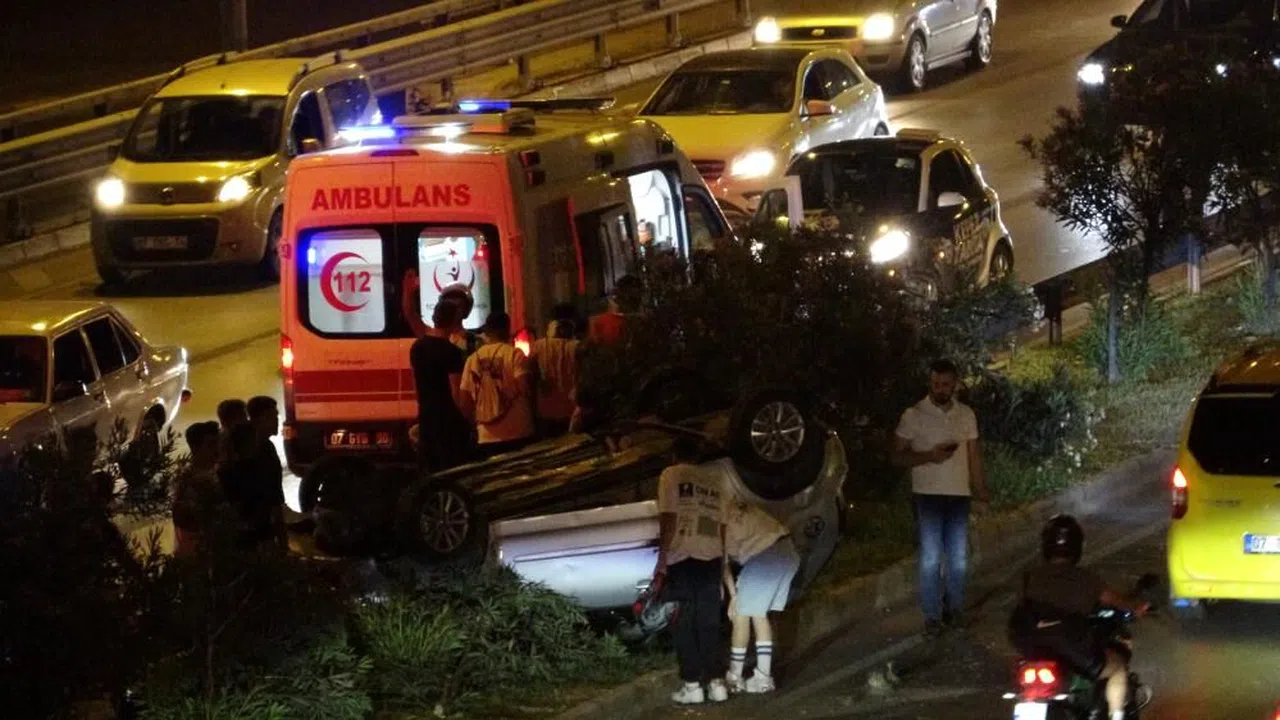 Otomobille takla attılar, 'tesadüfle' kurtuldular