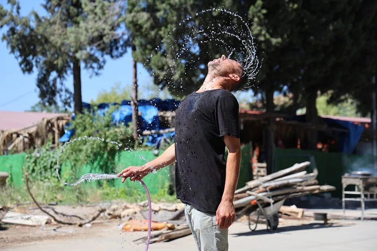 Kahramanmaraş'ta Hem kendini hem kuşları serinletiyor