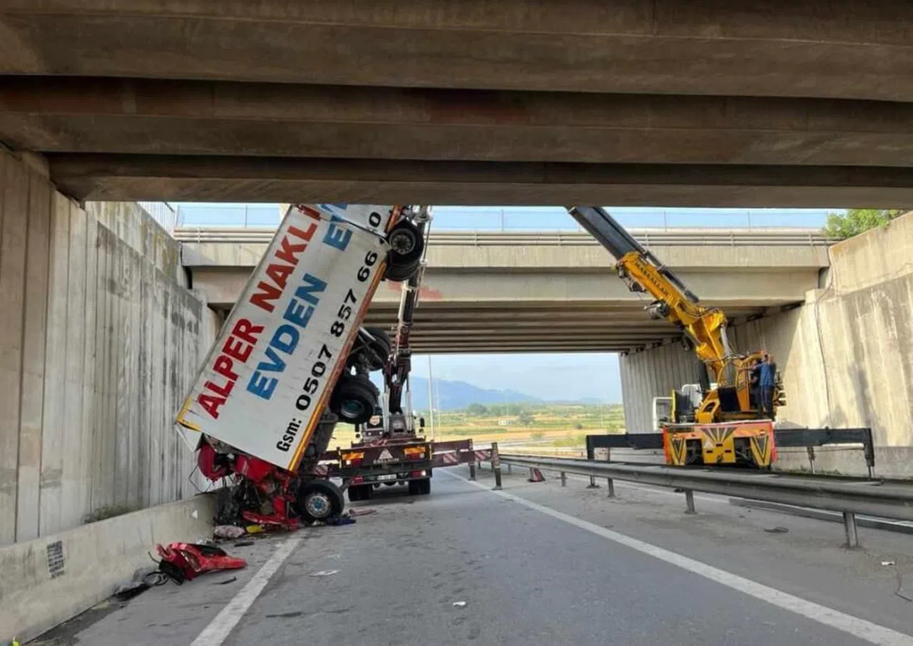 Osmaniye'de kamyon köprüden düştü: 1 ölü