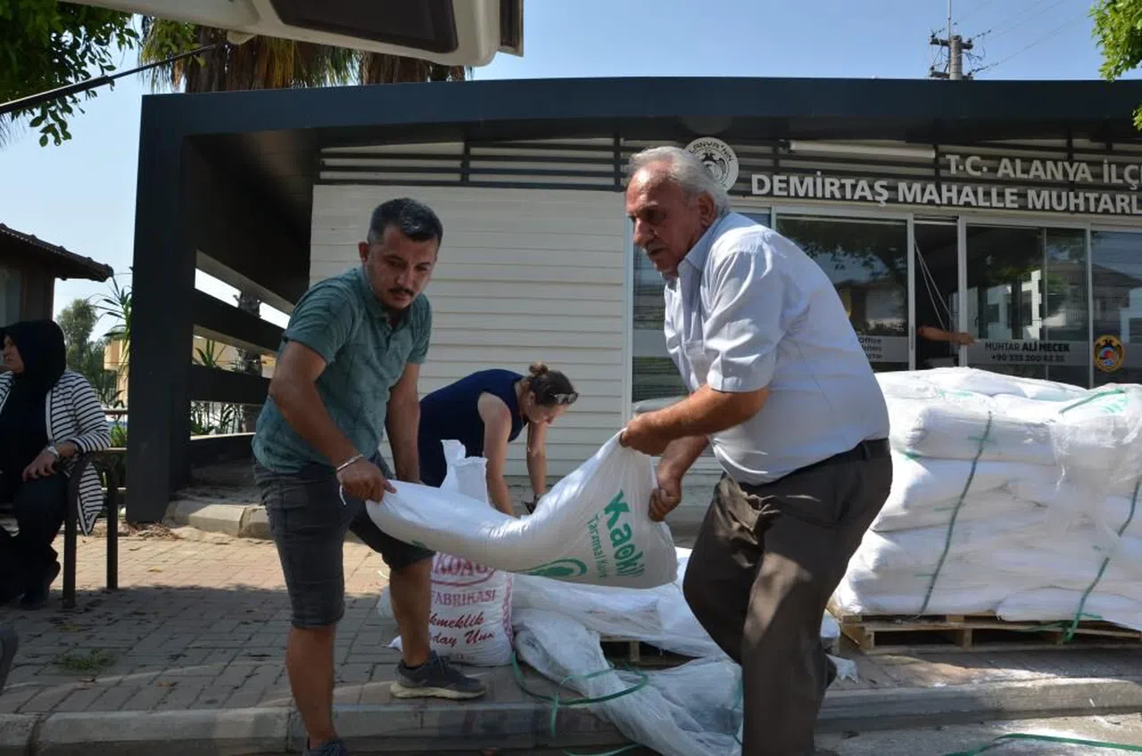 Serik ve Alanyalı üreticilere 8 ton kaolin kili dağıtıldı