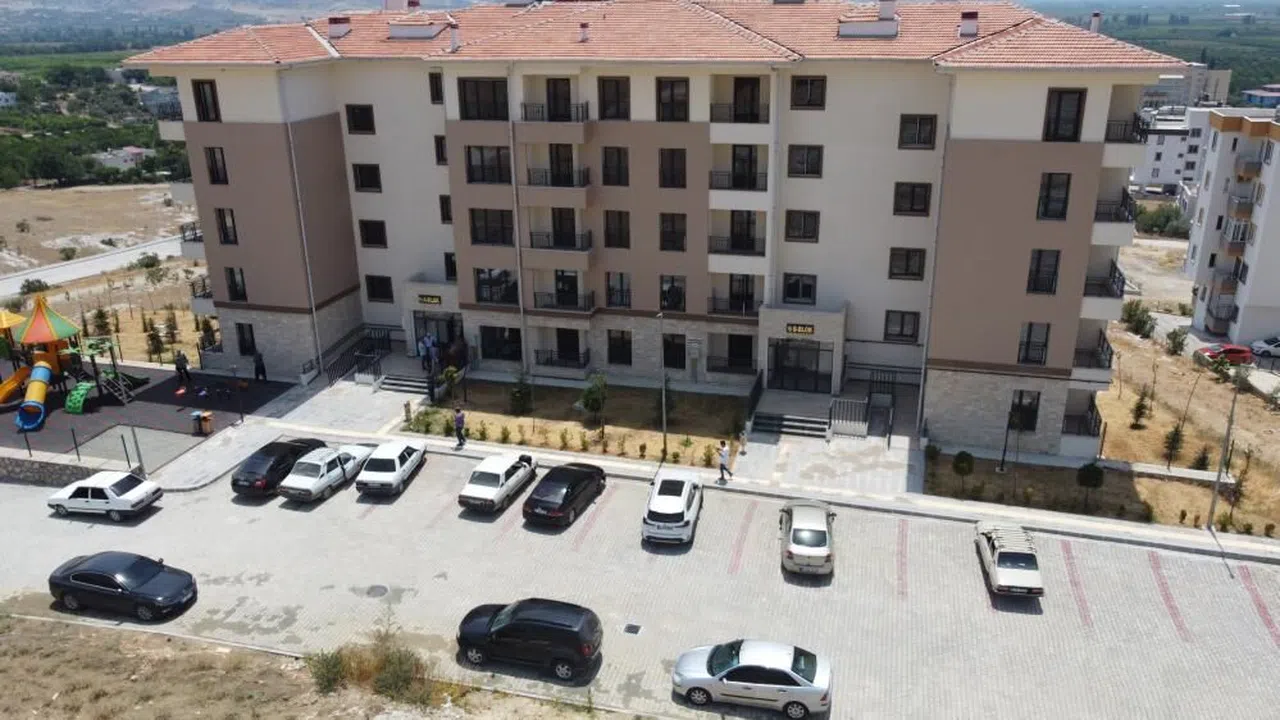 Evi yanan vatandaşlar yeni evine kavuştu