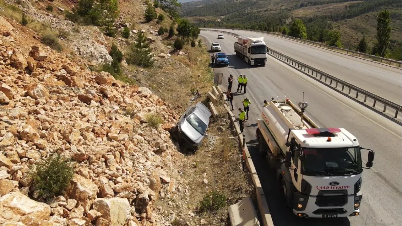 Kontrolden çıkan otomobil bariyeri aşıp kayalıklara çarptı
