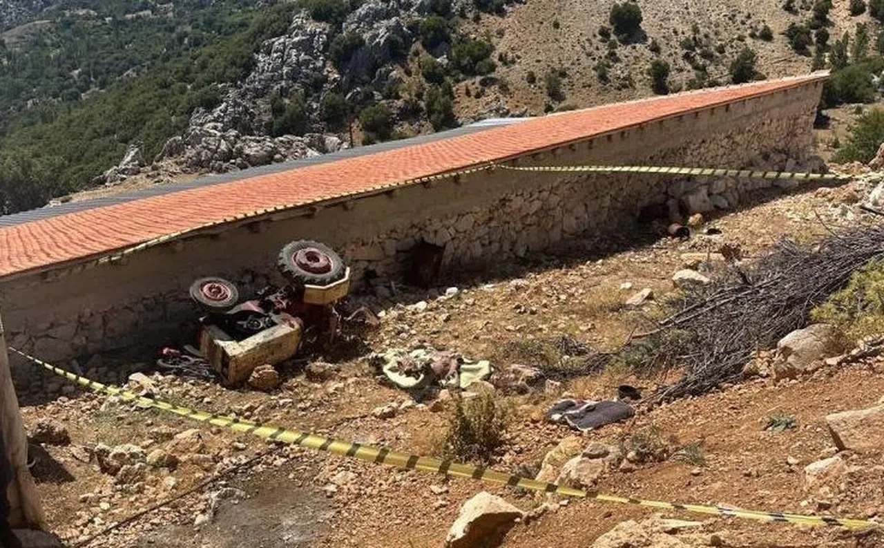 Devrilen traktörün altında kalan yaşlı adam hayatını kaybetti