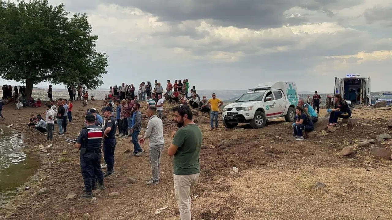 Serinlemek için suya giren 3 kişiden 1’i boğulurken, 2 kişi aranıyor