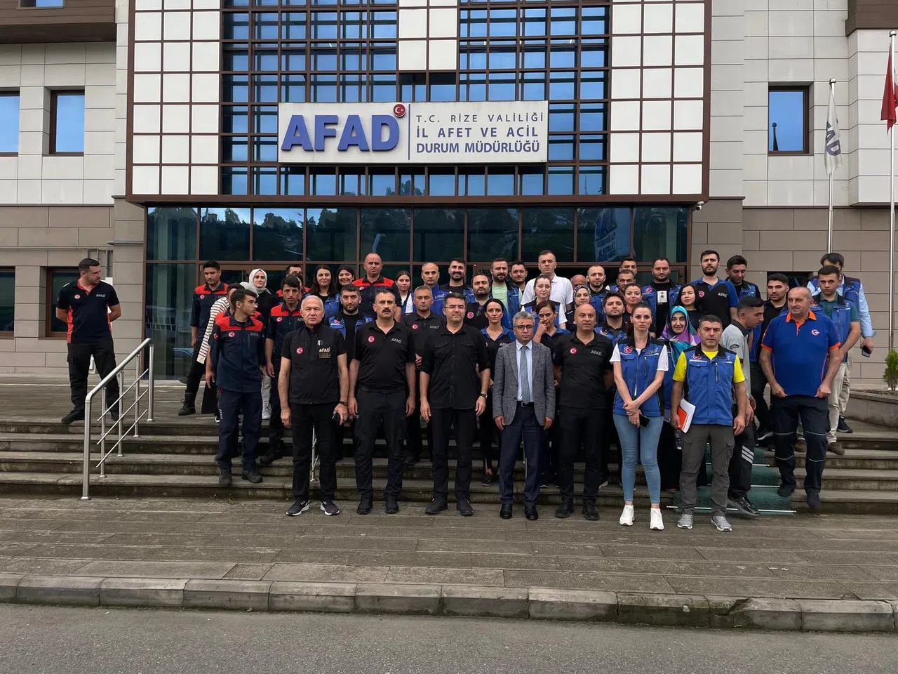 AFAD Başkanı Memiş, Rize'de heyelanların yaşandığı bölgede incelemelerde bulundu