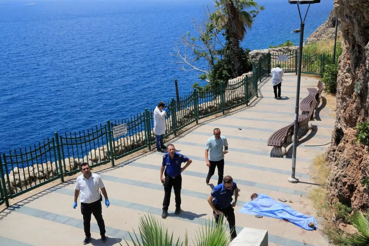 Yalzı yaşayan şahsın yaşadığı park mezarı oldu