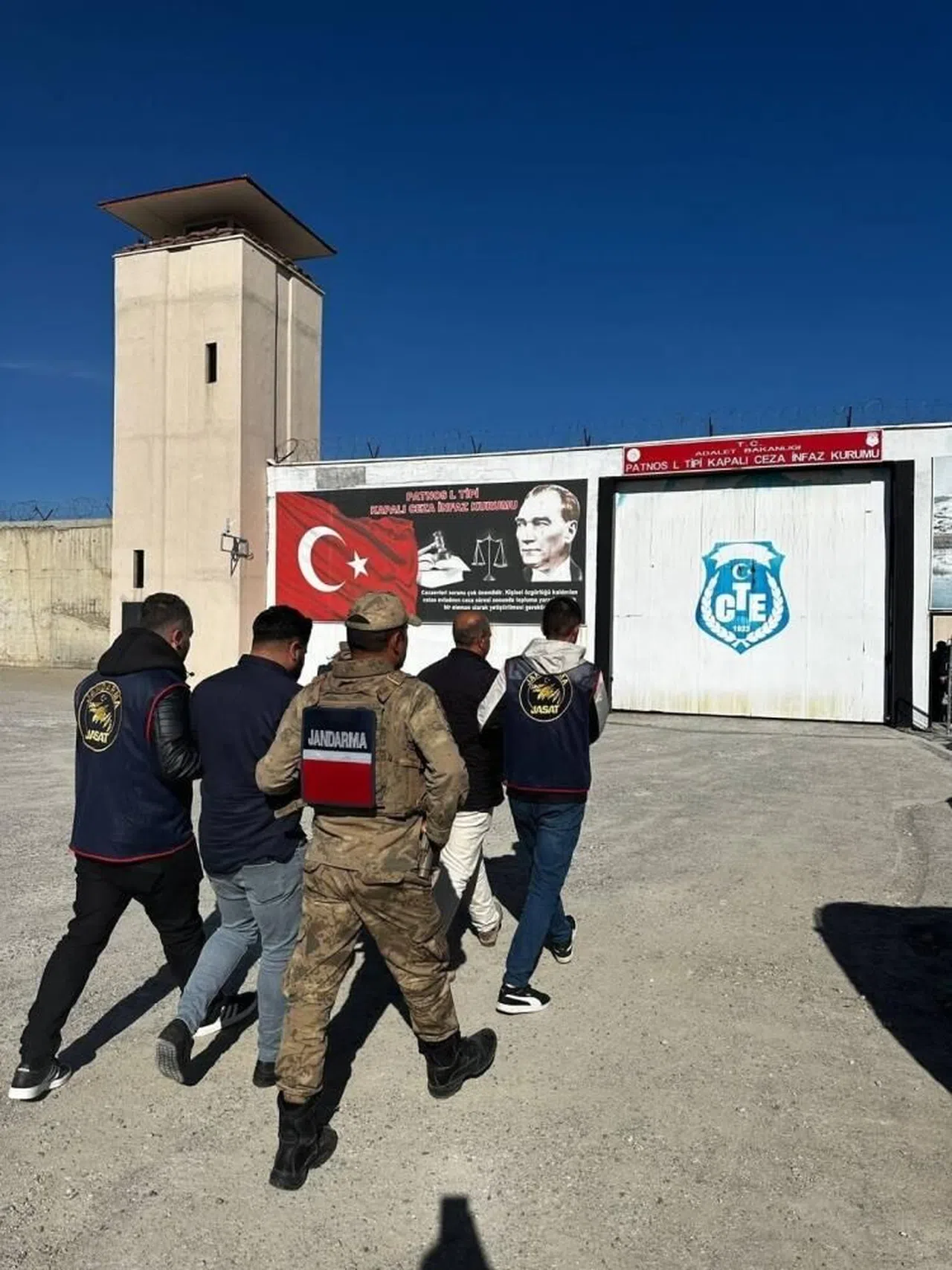 Ağrı'da 125 aranan şahıs yakalandı, cezaevine teslim edildi