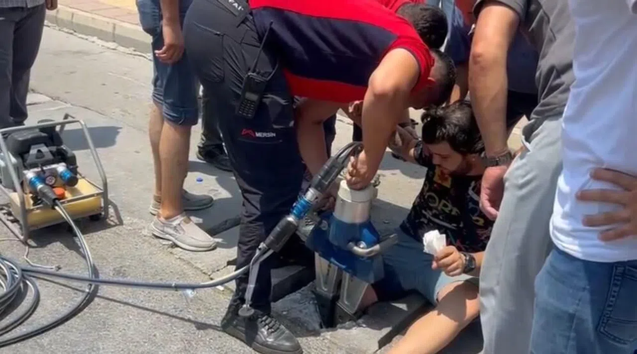 Bacağı mazgala sıkışan genci itfaiye kurtardı