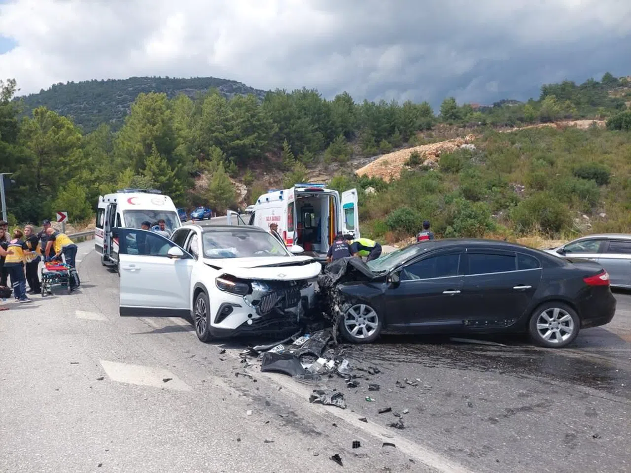 2 araç kafa kafaya çarpıştı: 7 yaralı