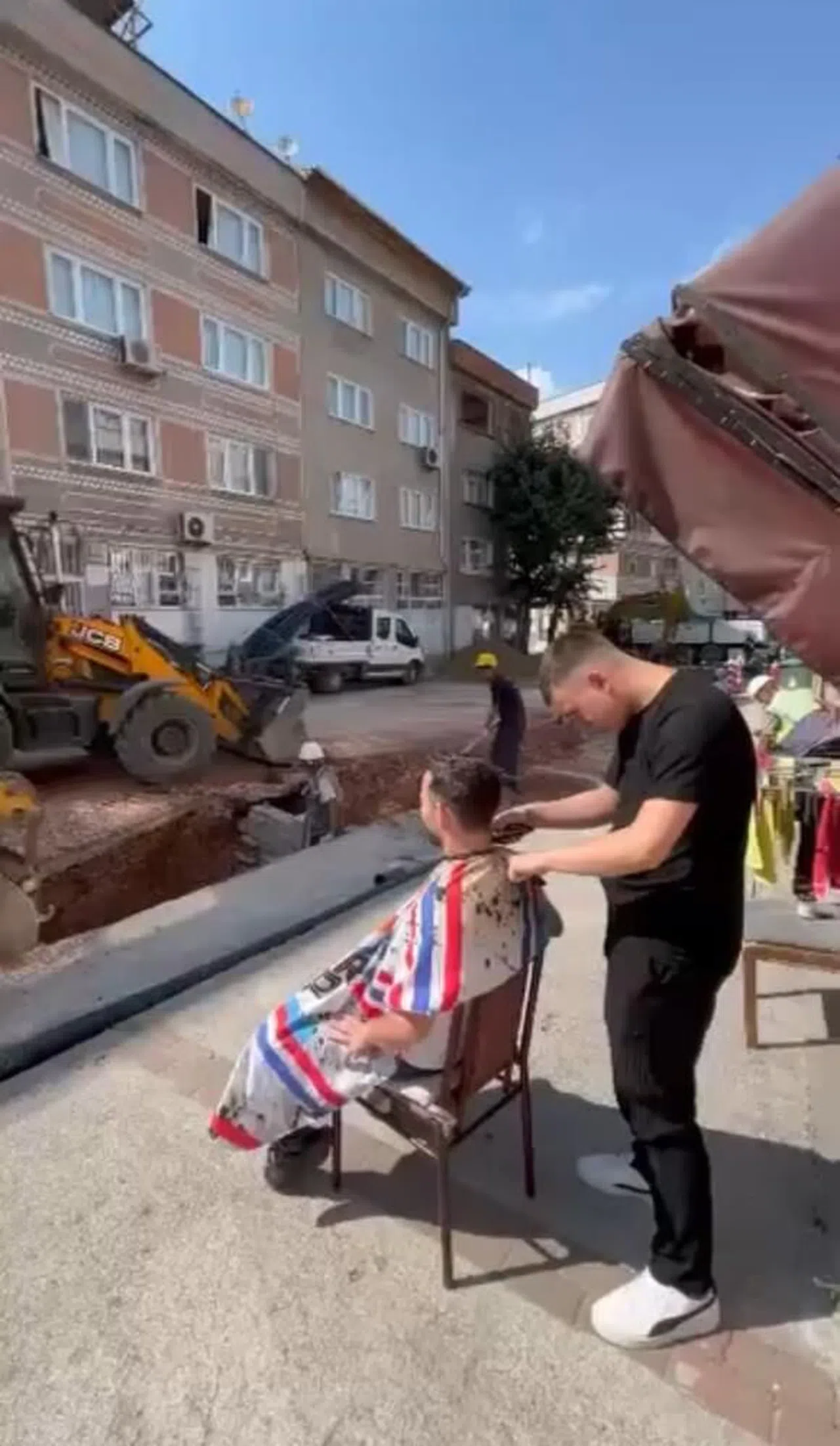 Tıraş olurken yol yapım çalışmasını izledi, gören bir daha baktı