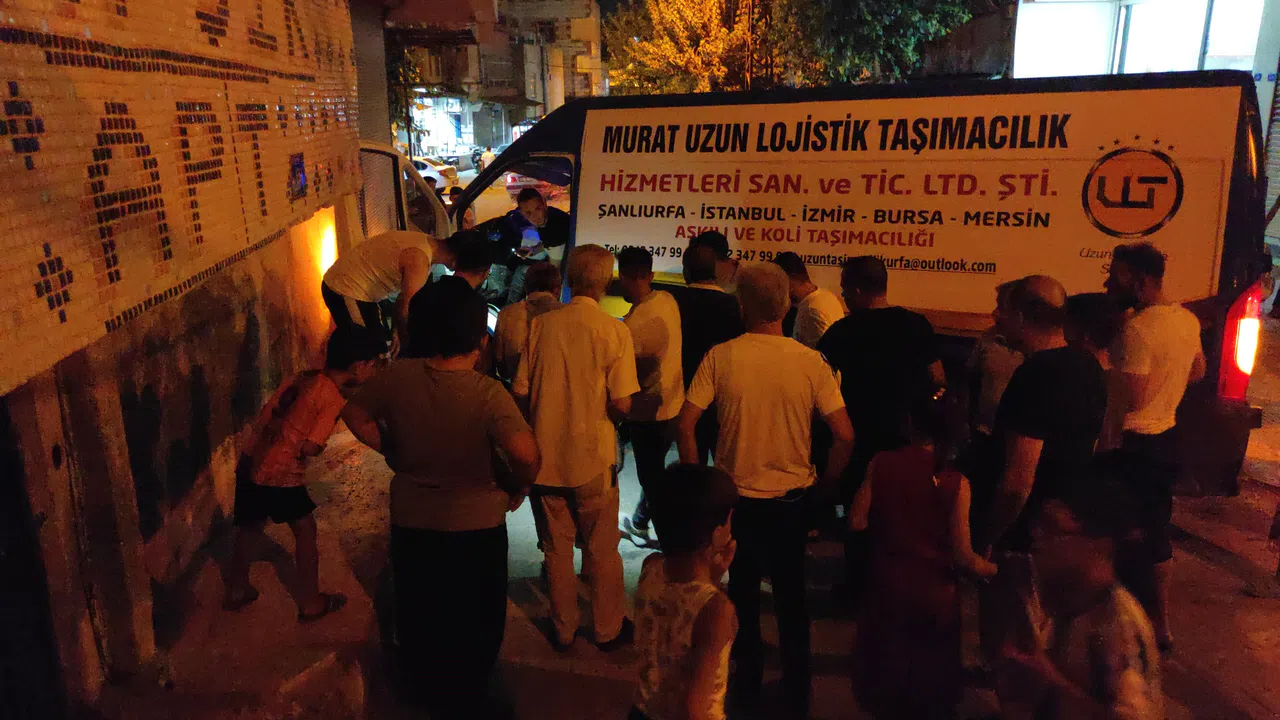 Şanlıurfa'da freni boşalan araç iş yeri önündeki kaldırıma çarptı: 2 yaralı