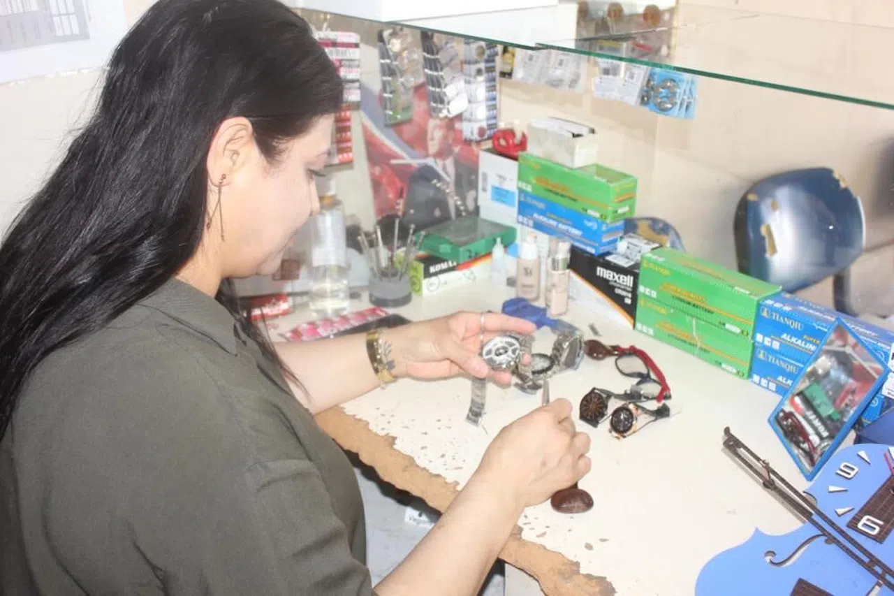 Kahramanmaraş 'da Şükran Usta, 15 yıldır saat tamirciliği yapıyor