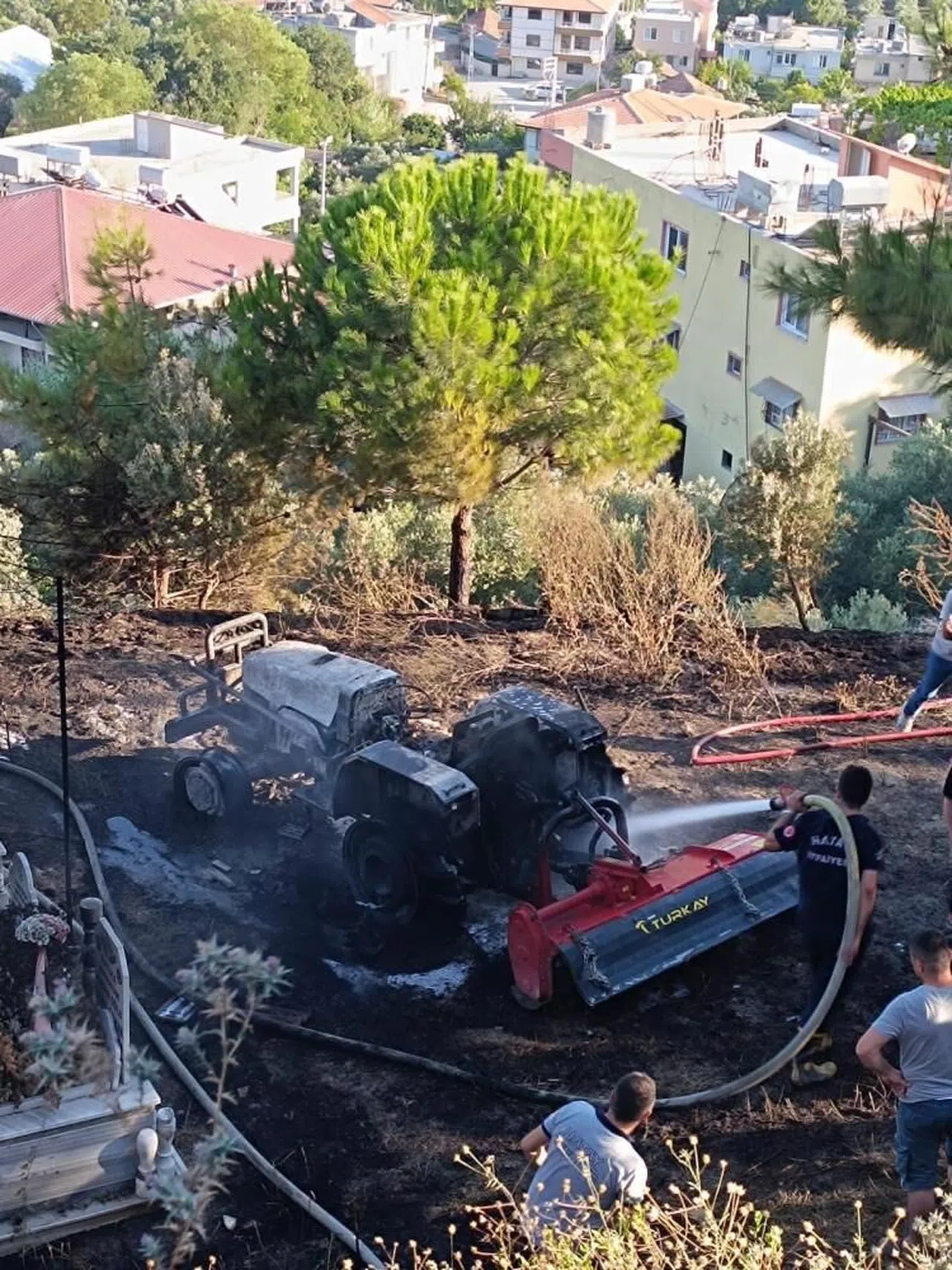 Hatay Defne'nde yanan traktör zarar gördü