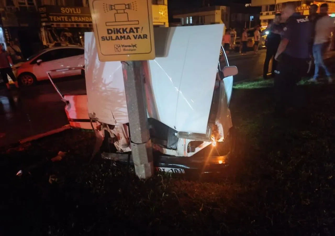 Önce park halindeki araçlara, ardından aydınlatma direğine çarparak durabildi: 1'i ağır 2 yaralı