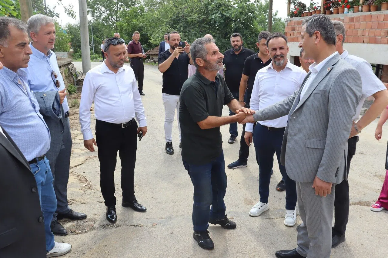 İzmit Belediyesi ekipleri vatandaşlarla bir araya gelerek talepleri dinledi