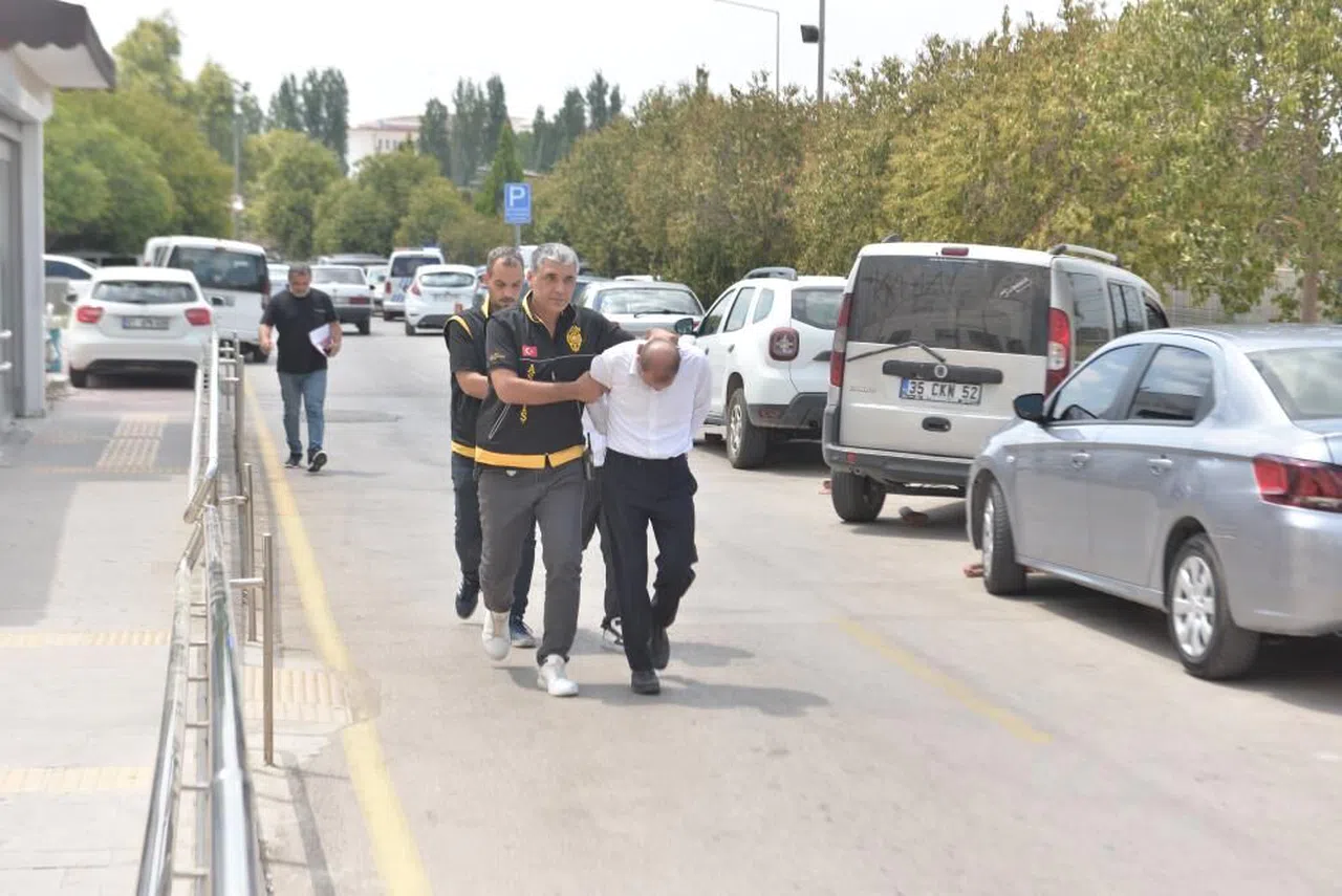 Sahte bakanlık kartı düzenleyen şüpheliler yakalandı