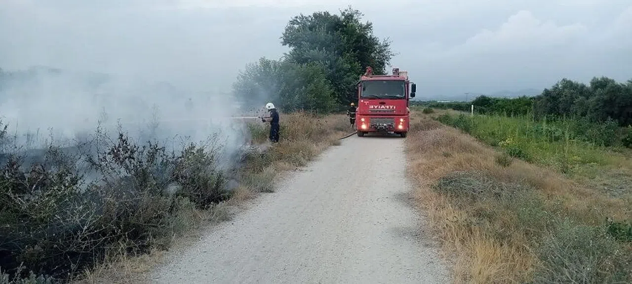 Doğal gaz borusu üzerindeki otluk alanda yangın çıktı