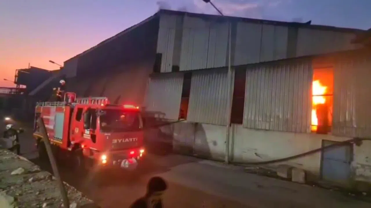 Fabrikada çıkan yangında dumandan etkilenen 6 kişi tedavi edildi