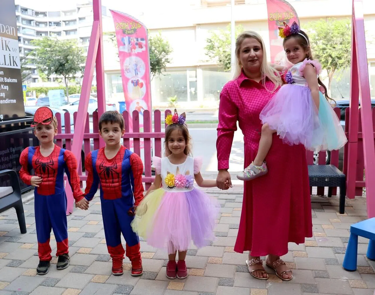 Adana 'da Dördüzlerine kıyafet yetiştiremeyince patron oldu