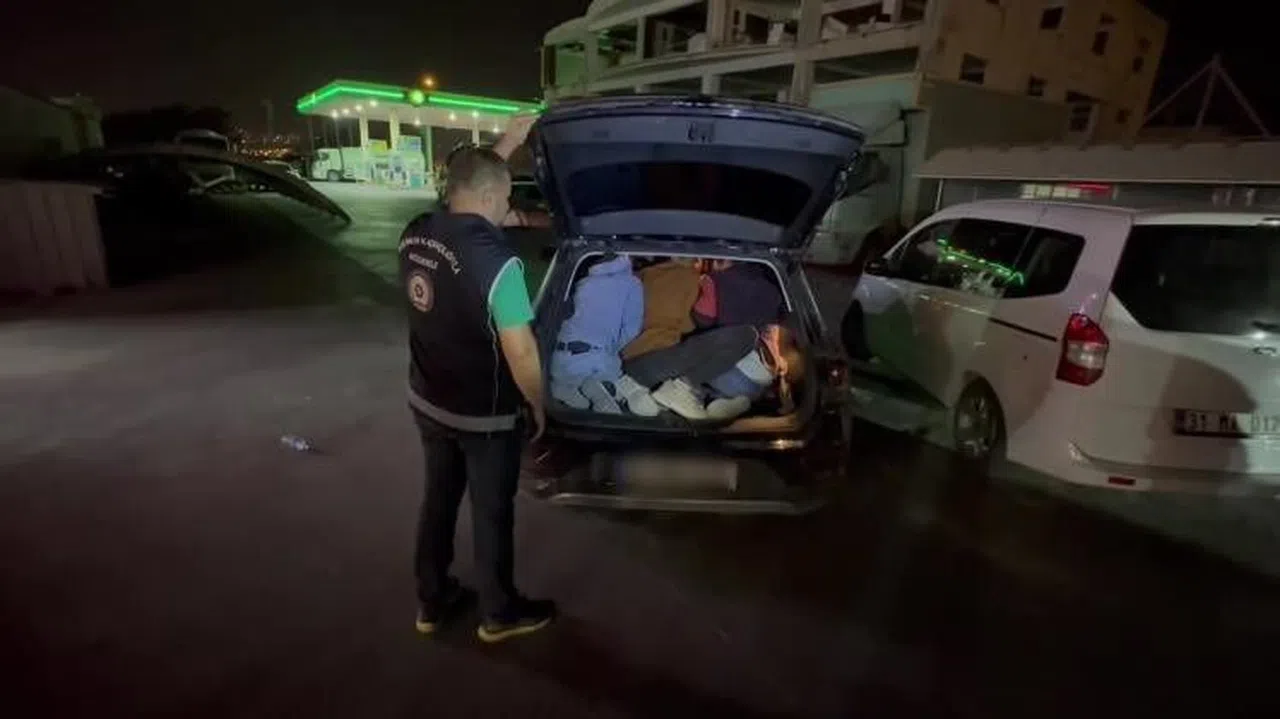 Otomobil bagajından kaçak göçmen çıktı