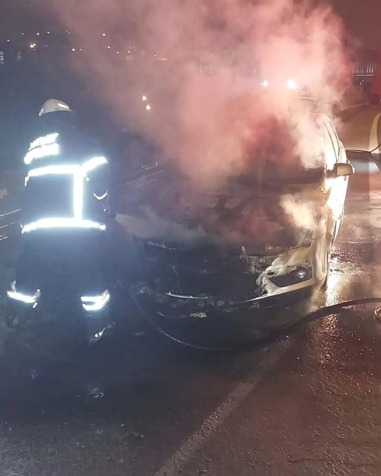 Hatay 'da Motor kısmı yanan araçta maddi hasar oluştu