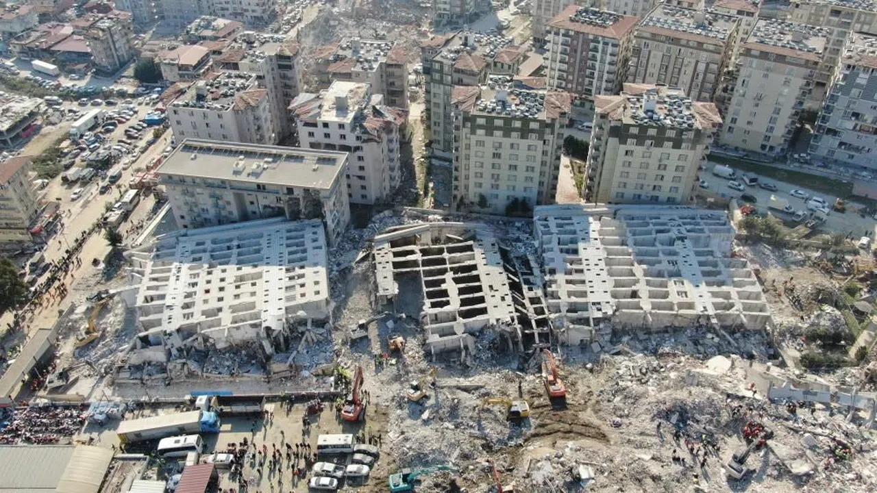 Hatay 'da Yüzlerce kişiye mezar olan Rönesans Rezidans duruşmasında kalp krizi geçiren sanık hastaneye kaldırıldı