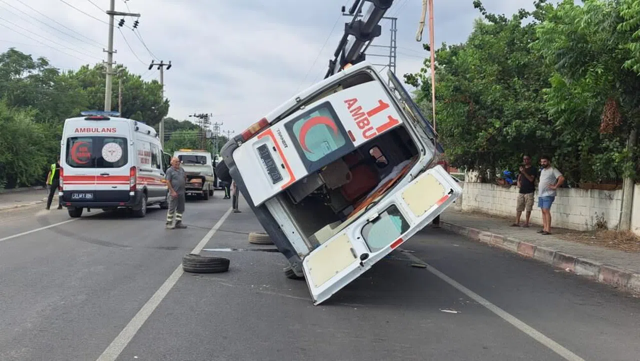 Hatay'da ambulans devrildi: 2 sağlık çalışanı yaralandı