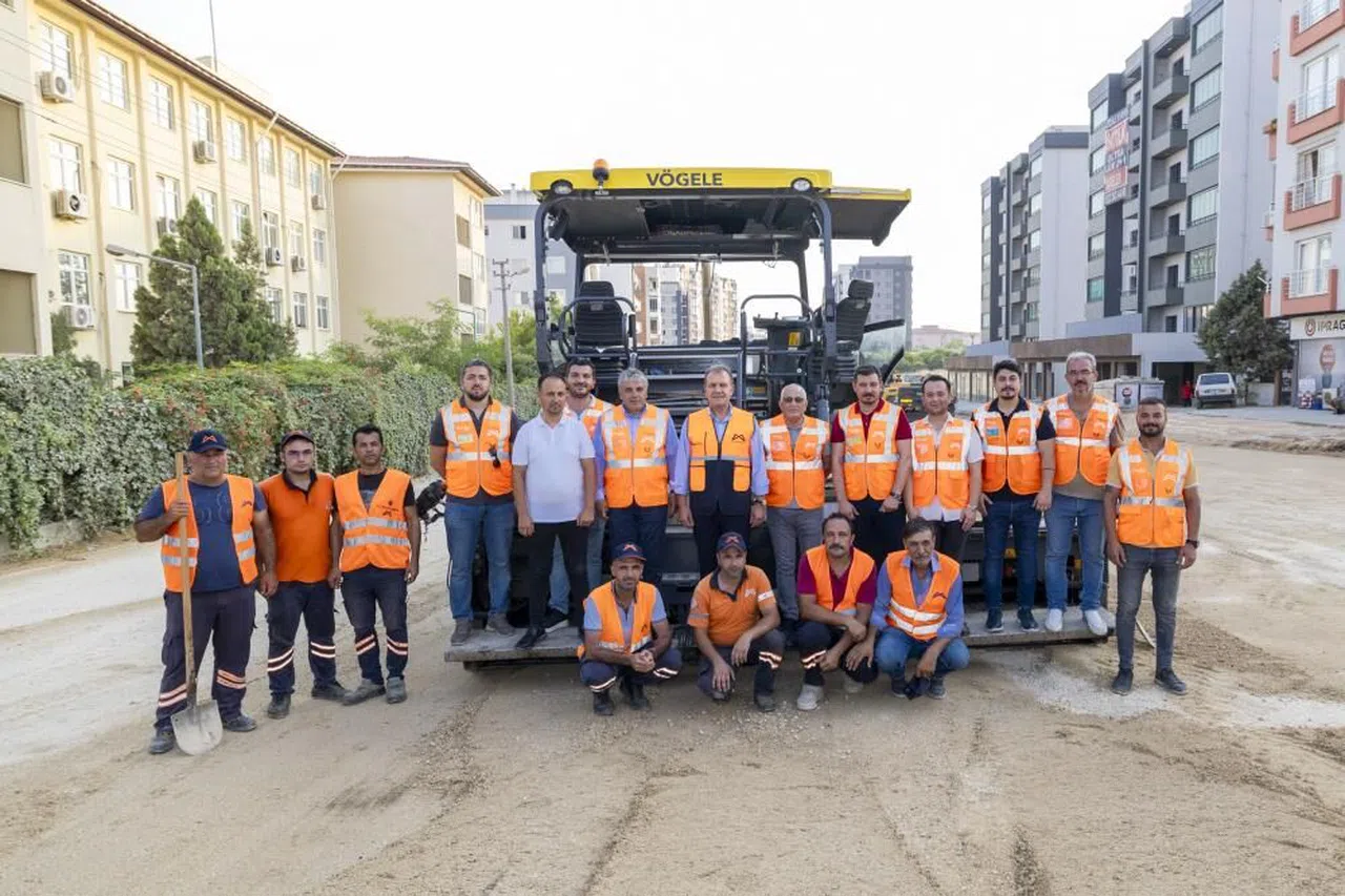 Mersin'de Büyükşehir Belediyesinin yol yapım çalışmaları sürüyor