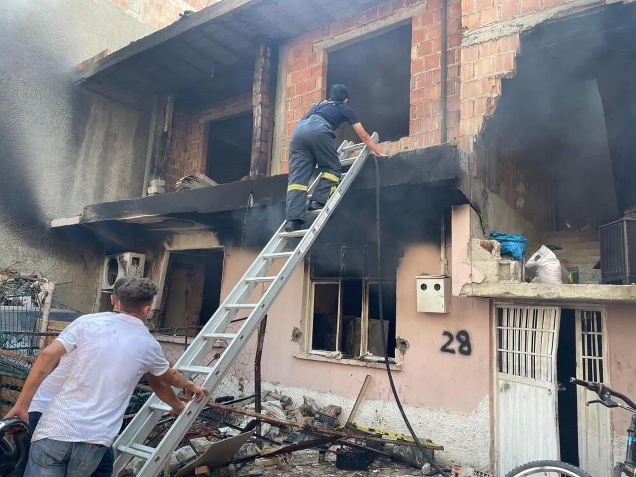 Kadın kocasına kızıp evi ateşe verdi, kendisi de yandı