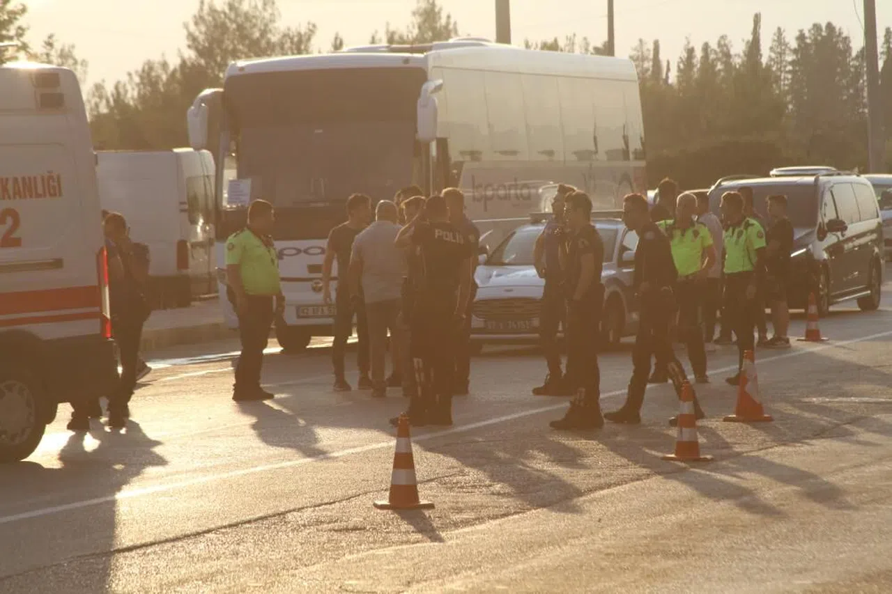 Antalya 'da Kaza yapıp kaçtı, önce çevreye sonra kendi kalbine ateş etti