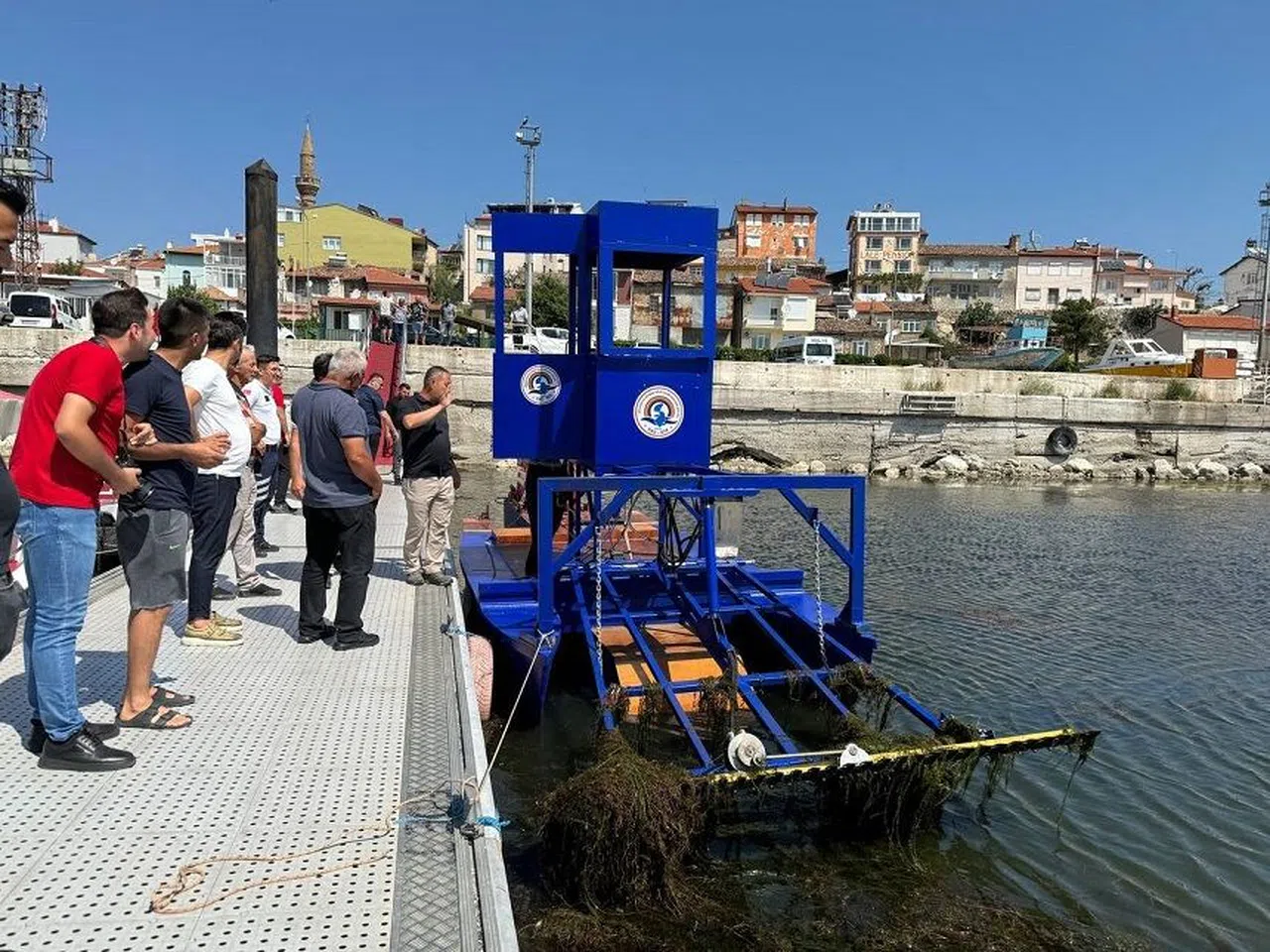 Eğirdir Gölü üzerindeki yosunlar ve otlar temizlenmeye başladı