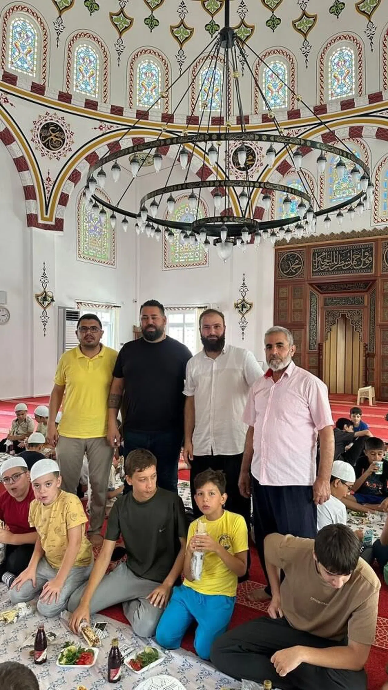 Adana 'da Kur'an kursu öğrencilerine kebap dağıtıldı