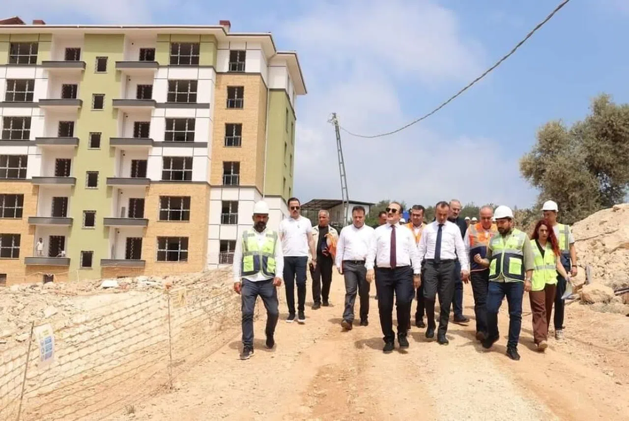 Mersin 'de Vali Pehlivan TOKİ inşaat alanında incelemelerde bulundu