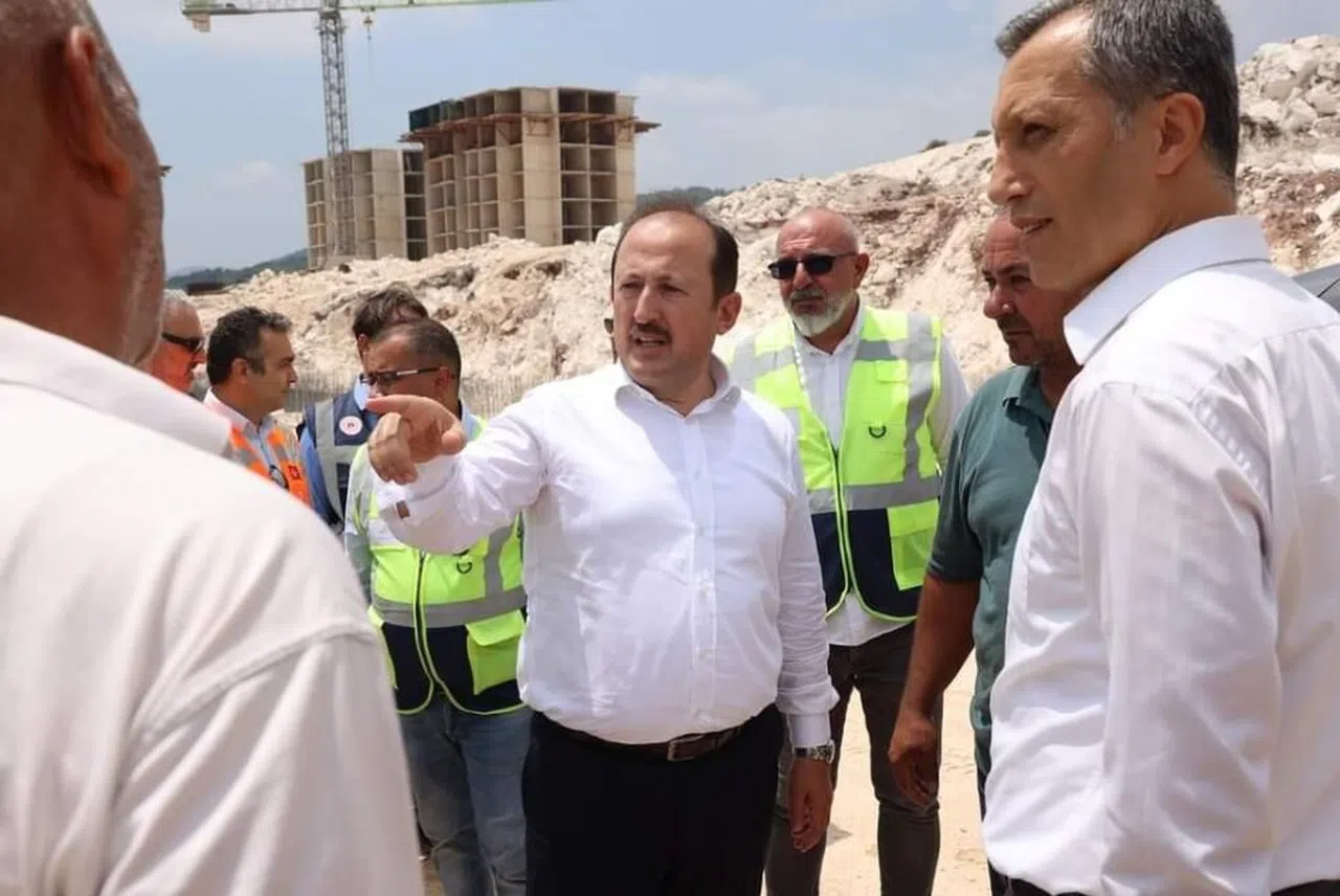 Mersin 'de Vali Pehlivan, Yenişehir ilçesinde toplu konut inşaatında incelemelerde bulundu