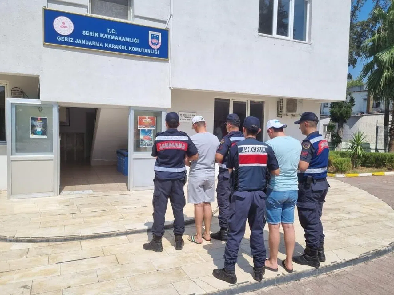 1'i kırmızı bültenle aranan 39 şahıs yakalandı