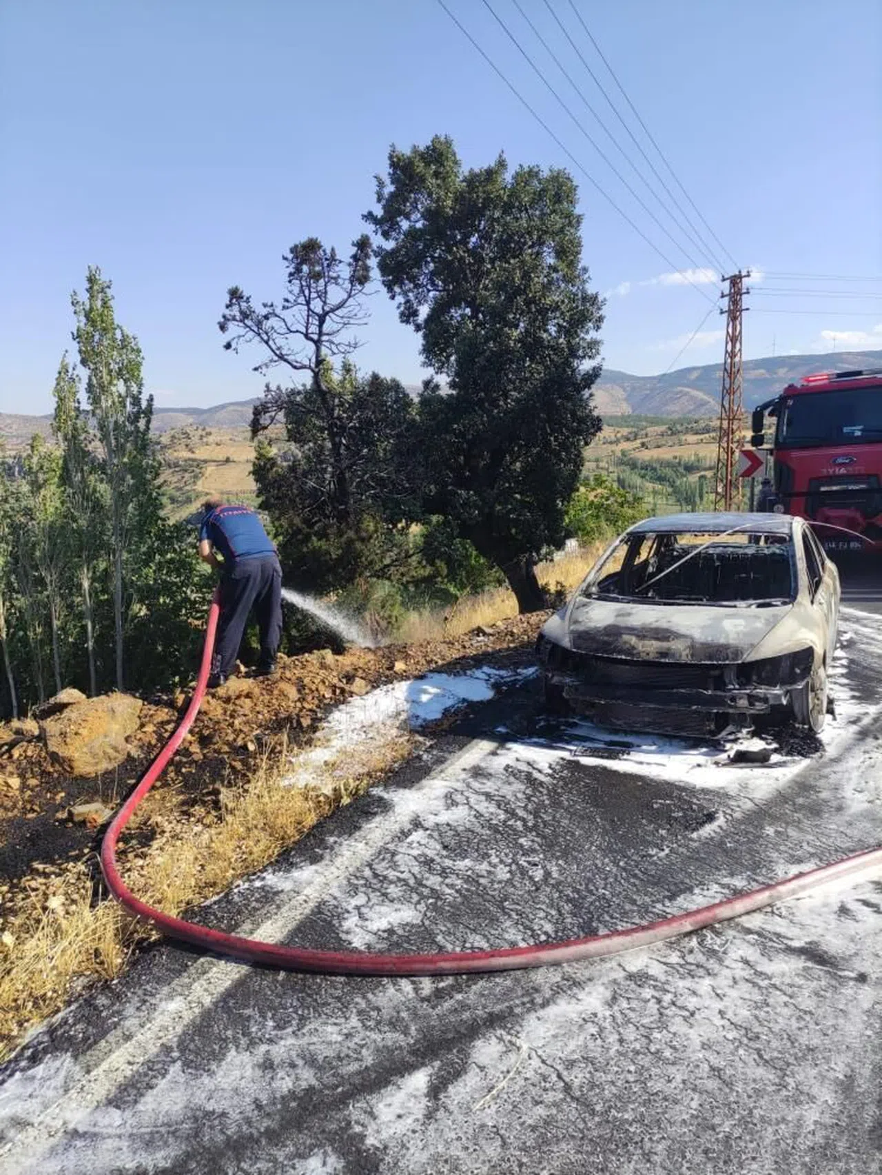 Kahramanmaraş'ta yanan otomobil hurdaya döndü