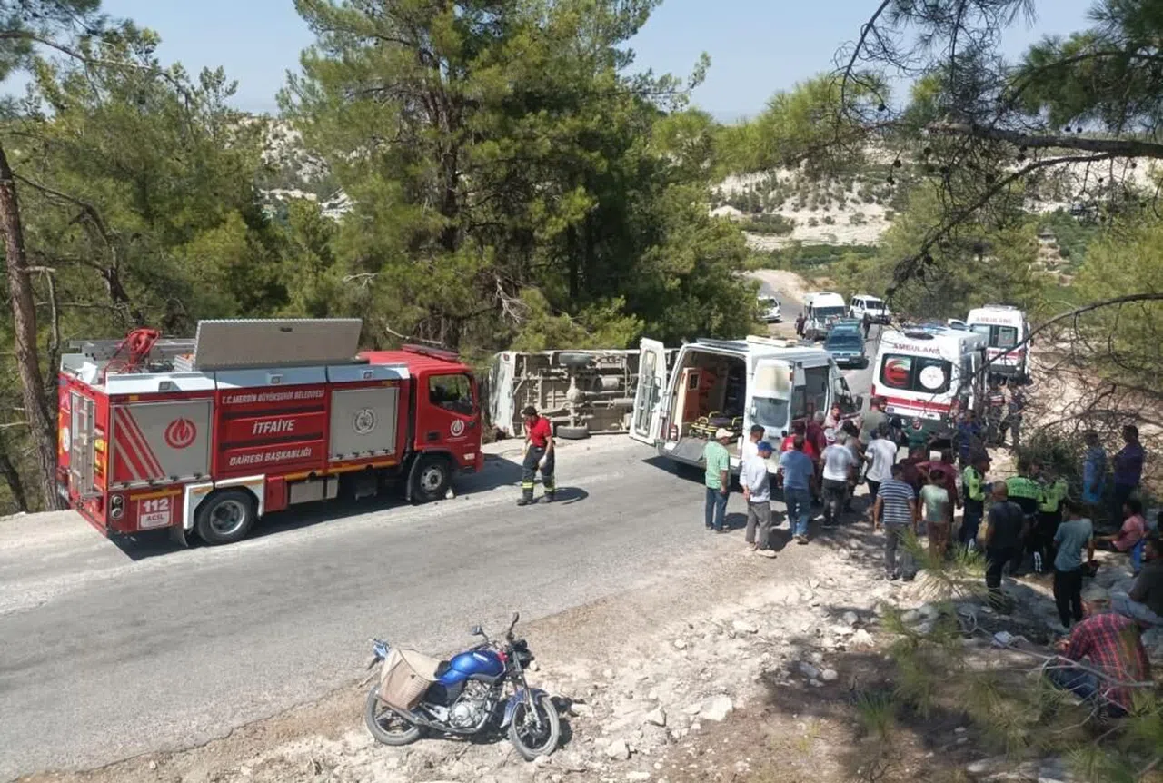 Tarım işçilerini taşıyan minibüs devrildi: 7 yaralı