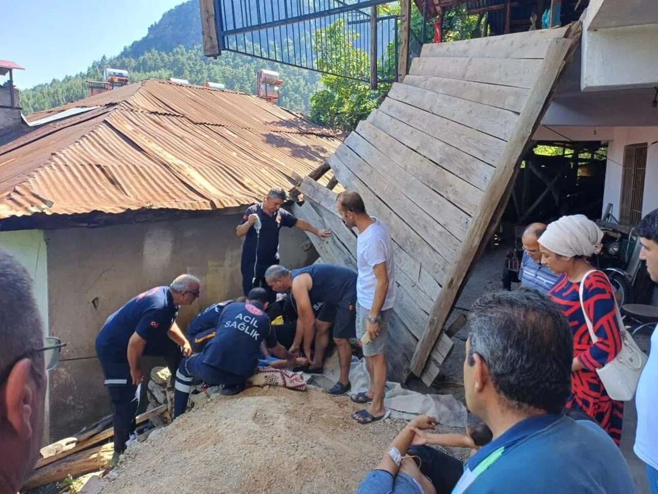 Çardak direği kırıldı, üzerindekiler aşağı düştü: 4 yaralı