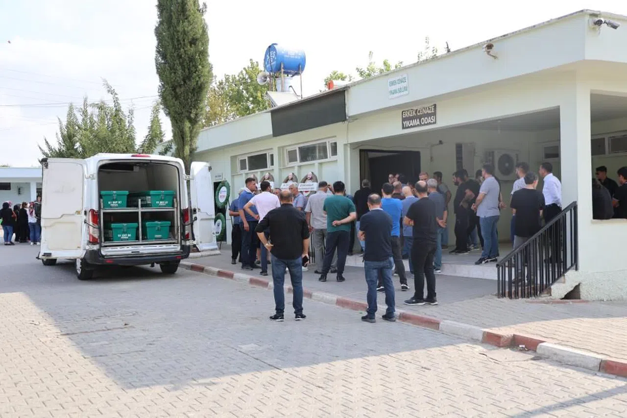 Göle düşen otomobilde can veren anne, baba ve iki kardeşin cenazesi köylerine uğurlandı