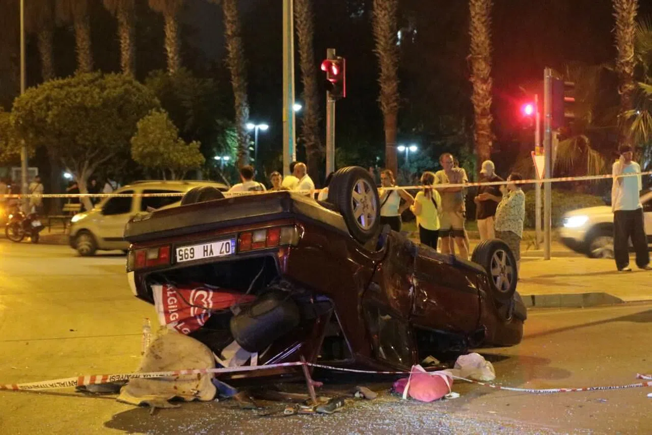 Antalya 'da  Otomobiller kavşakta çarpıştı, takla atan araçtaki 2 kişi yaralandı