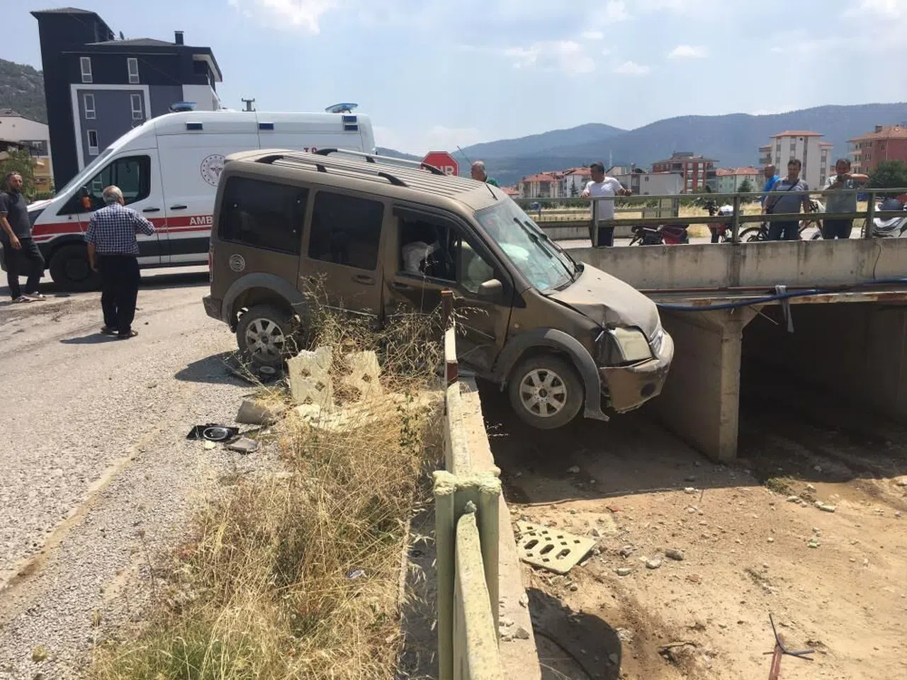 İki otomobil çarpıştı, araçlardan biri köprüde asılı kaldı
