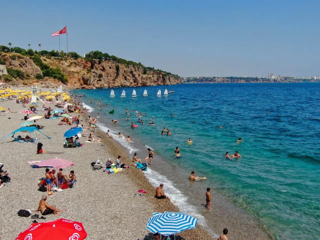 Antalya 'da 37 dereceye yüzde 70 üstü nem eşlik etti, tatilciler soluğu sahilde aldı
