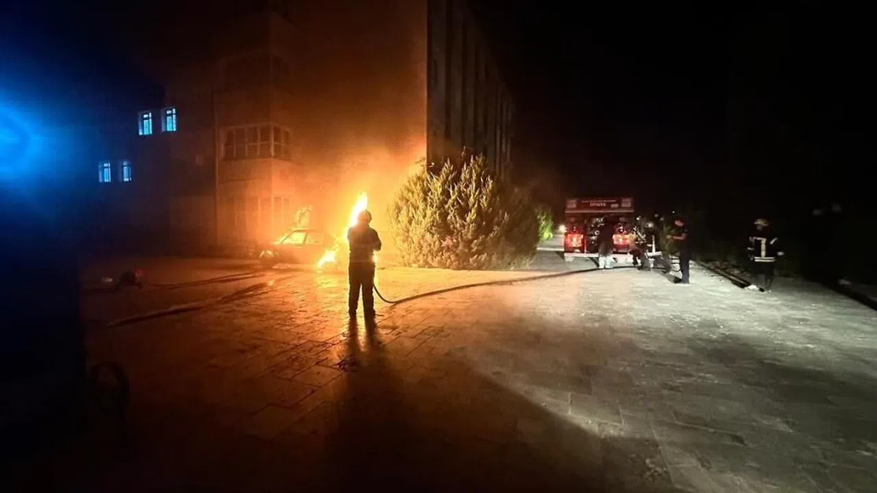 Hatay 'da  Alevlere teslim olan otomobil kullanılmaz hale geldi