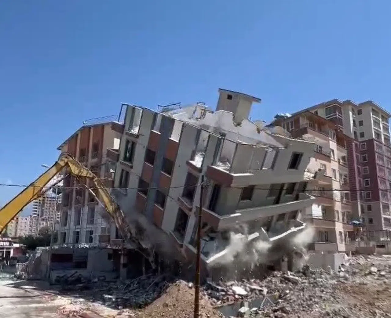 Hatay 'da 6 katlı bina iş makinesinin darbesiyle yerle bir oldu