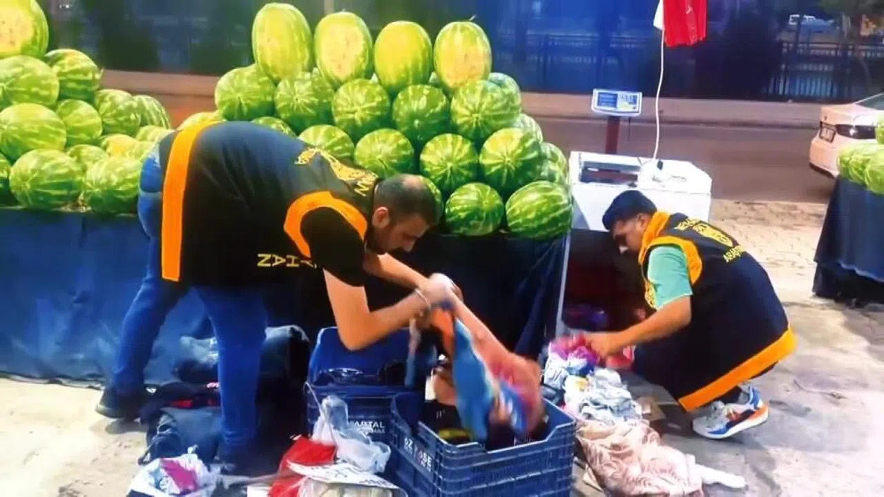 Karpuzcu tezgahının altında silah çıktı