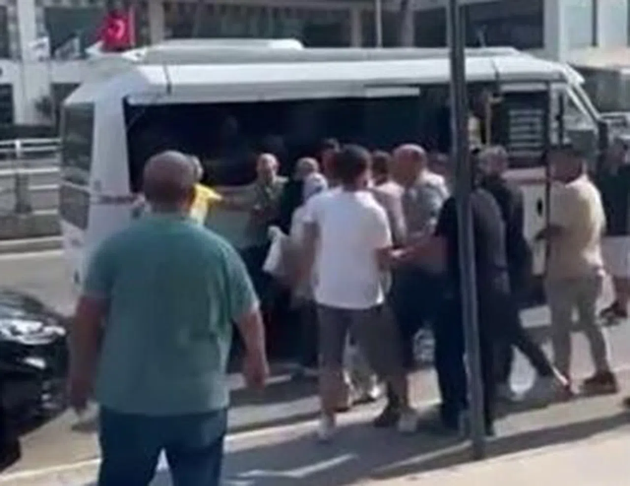 Dolmuş şoförü trafikte darp edildi