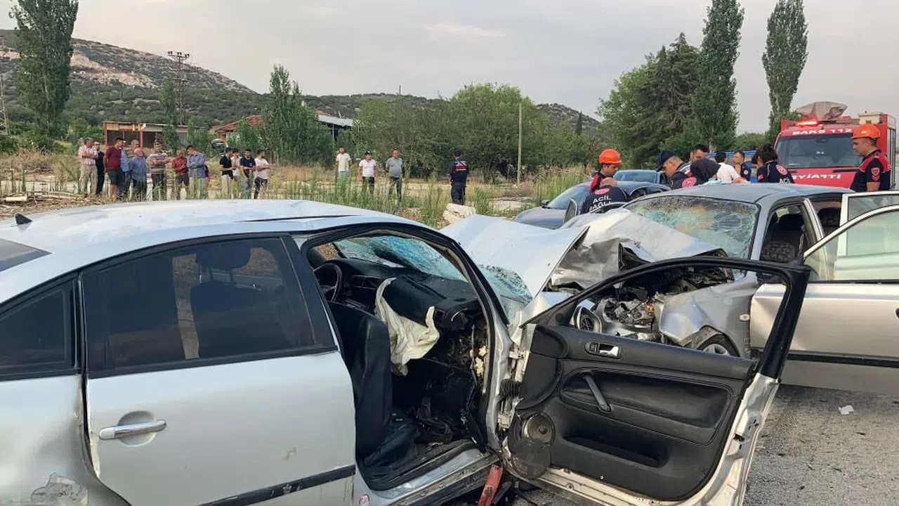 İki otomobil kafa kafaya çarpıştı: 1 ölü, 9 yaralı